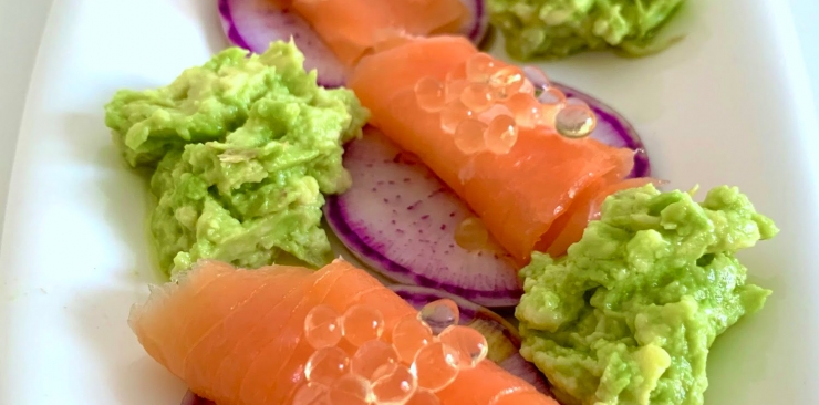 Roulés de saumon, radis, avocat et perles de jus de yuzu